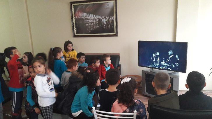 Minik öğrenciler 2. el eşya satarak Mehmetçik’e destek oldular G4