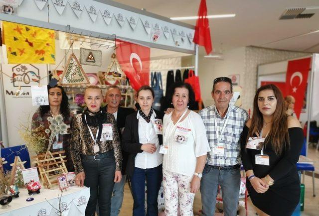 Sokak hayvanları için stant kurdular