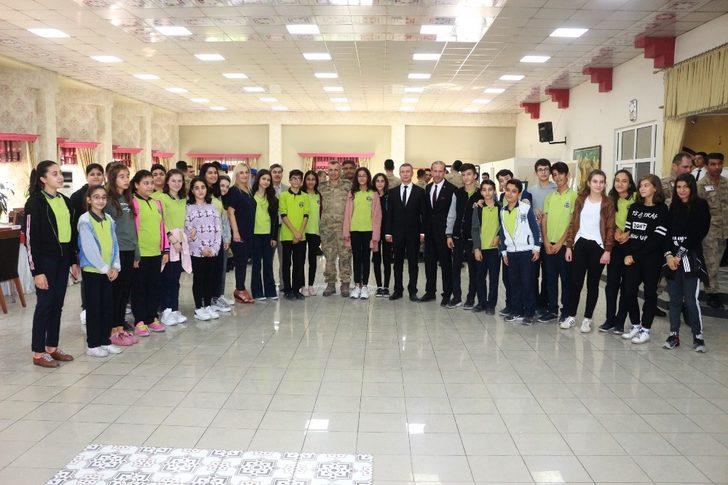 Öğrencilerden, Barış Pınarı Harekatına katılan askerlere moral sergisi G1