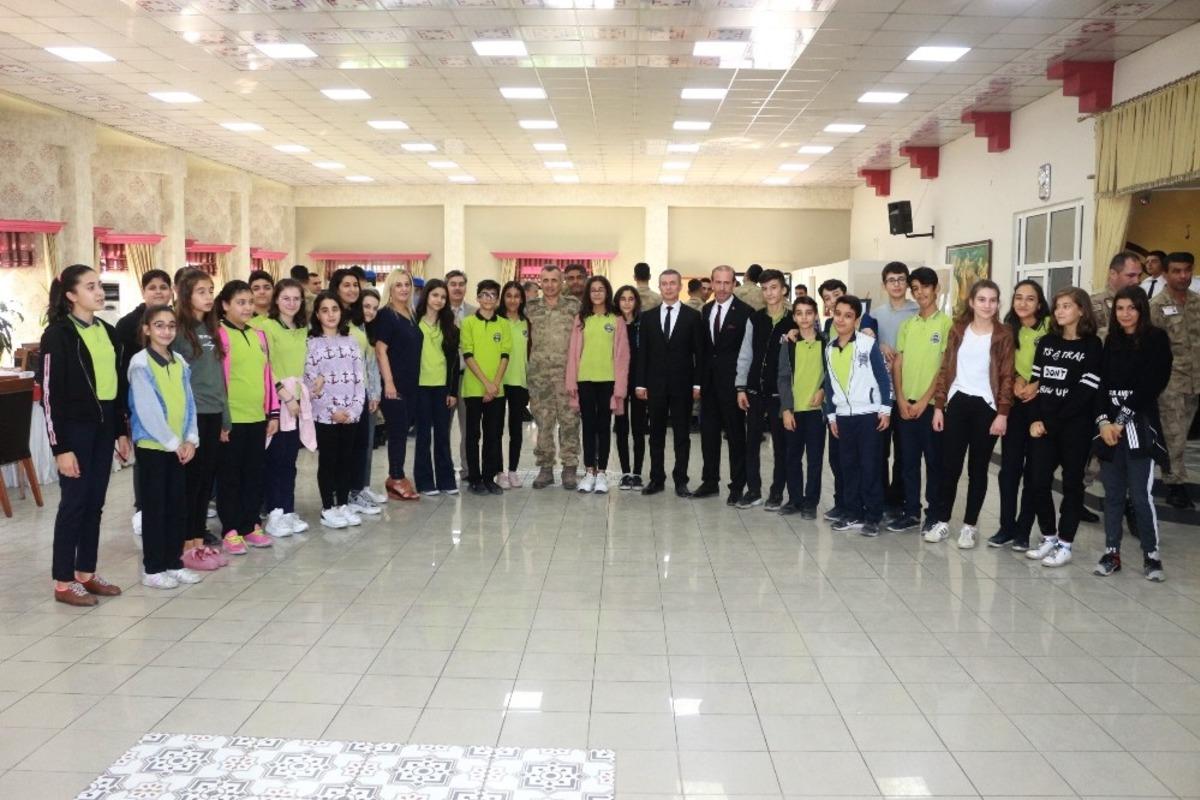 &Ouml;ğrencilerden, Barış Pınarı Harekatına katılan askerlere moral sergisi