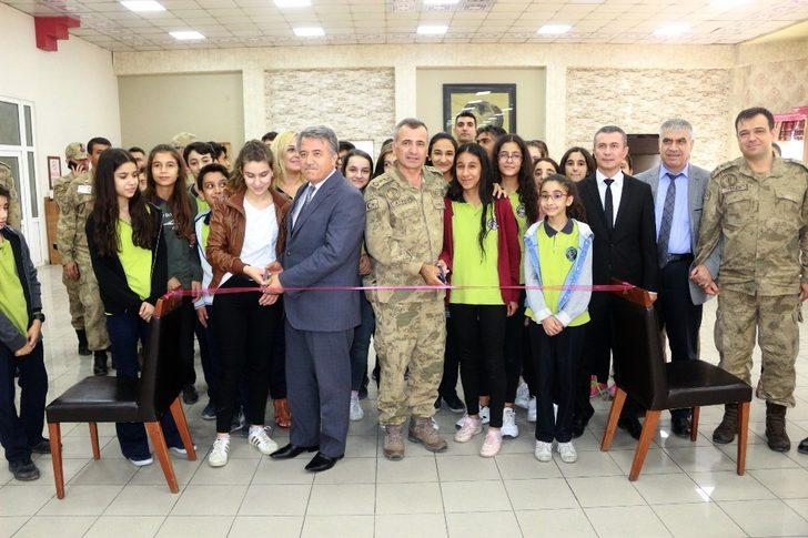 Öğrencilerden, Barış Pınarı Harekatına katılan askerlere moral sergisi G2