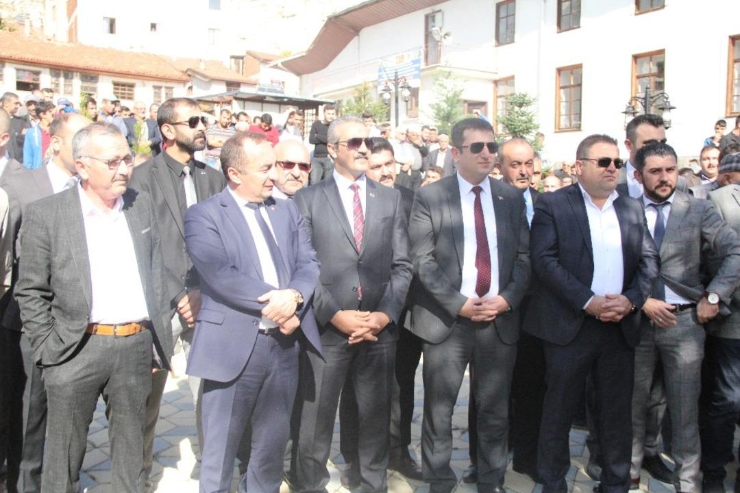 Yağmur duasına &ccedil;ıkan vatandaşlar deve kurban etti