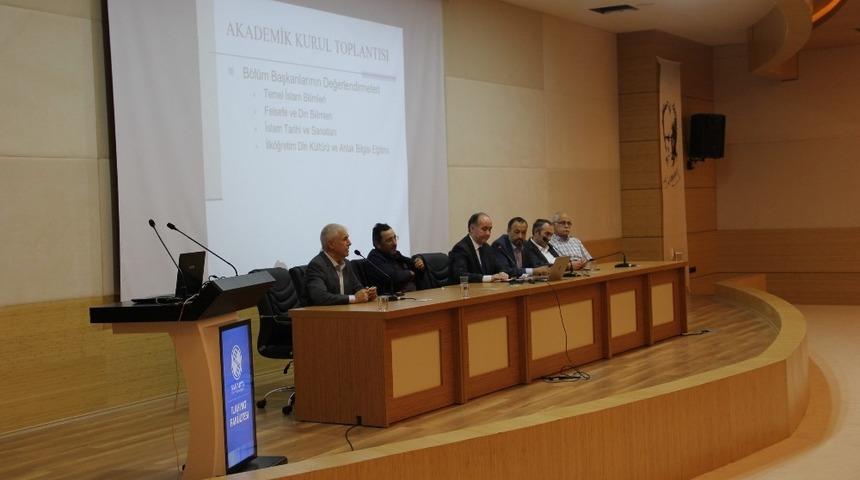 İlahiyat Fak&uuml;ltesi Akademik kurul toplantısı ger&ccedil;ekleştirildi