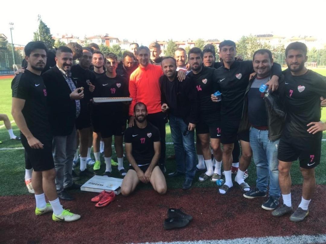 Isparta 32 Spor y&ouml;neticilerinden futbolculara deplasman &ouml;ncesi tatlı ikramı