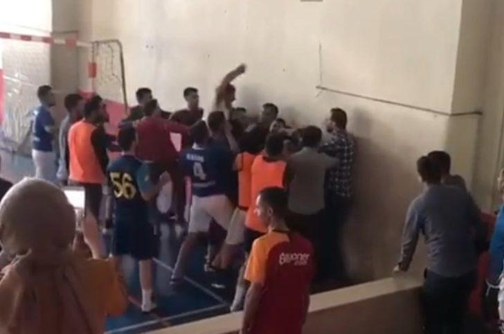 Öğretmenlerin kavgasını öğrenciler ayırdı G1