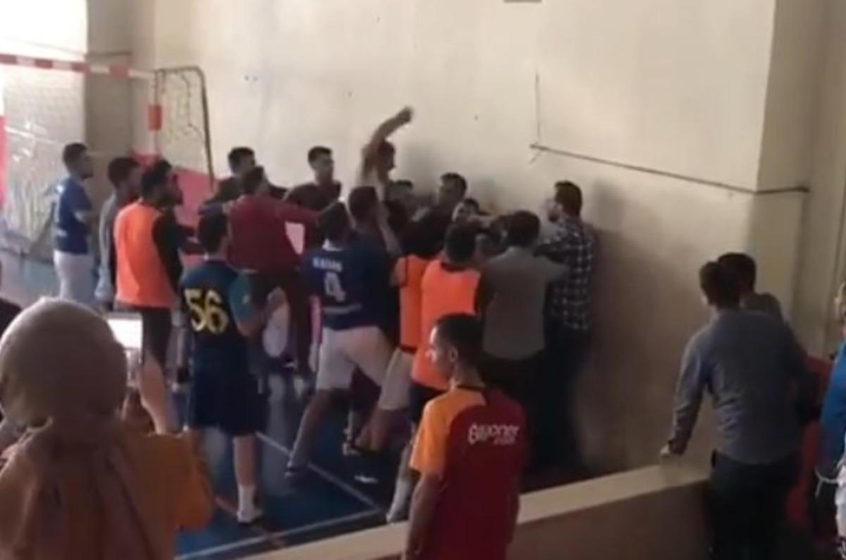 &Ouml;ğretmenlerin kavgasını &ouml;ğrenciler ayırdı