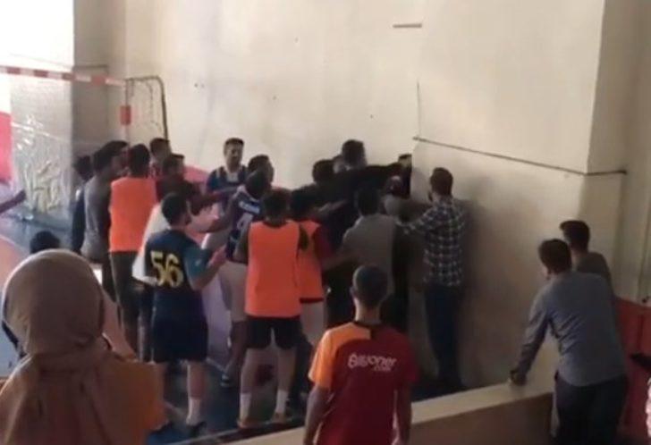 Öğretmenlerin kavgasını öğrenciler ayırdı G2