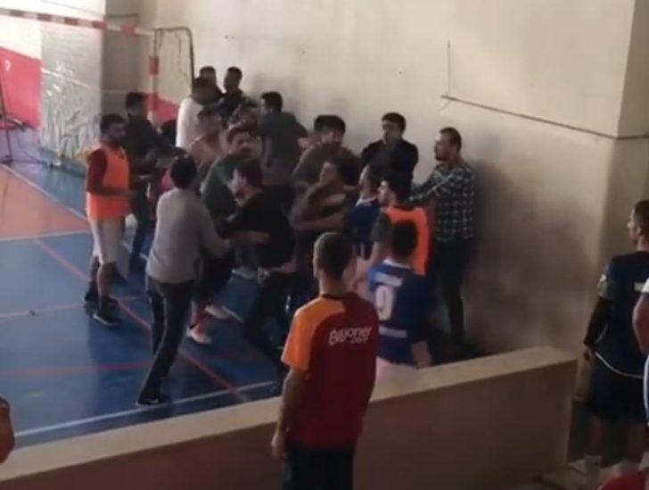 Öğretmenlerin kavgasını öğrenciler ayırdı G4