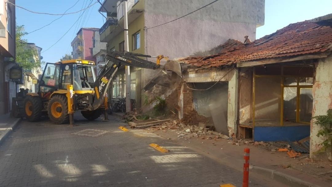 Tekirdağ&rsquo;da metruk binalar yıkılıyor