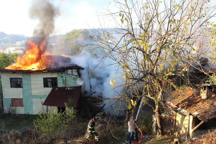 Keles’te üç ev yanarak kül oldu G3
