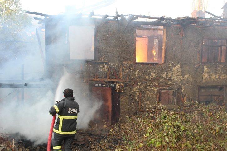 Keles’te üç ev yanarak kül oldu G4