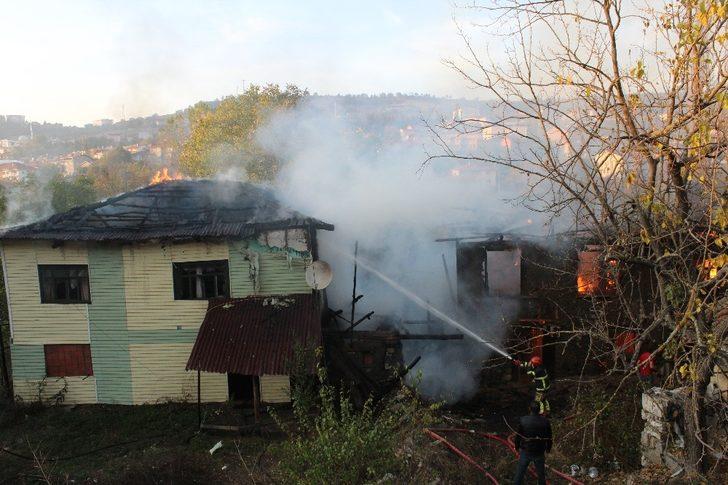 Keles’te üç ev yanarak kül oldu G5