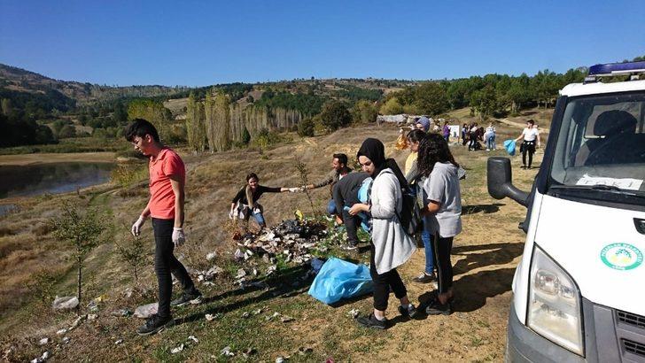 Üniversite öğrencileri çöp topladı G1