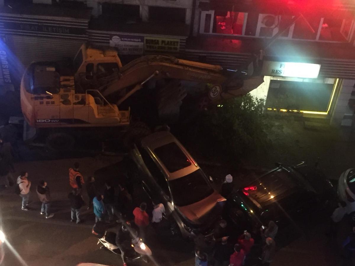 Freni boşalan iş makinesi ortalığı savaş alanına &ccedil;evirdi!