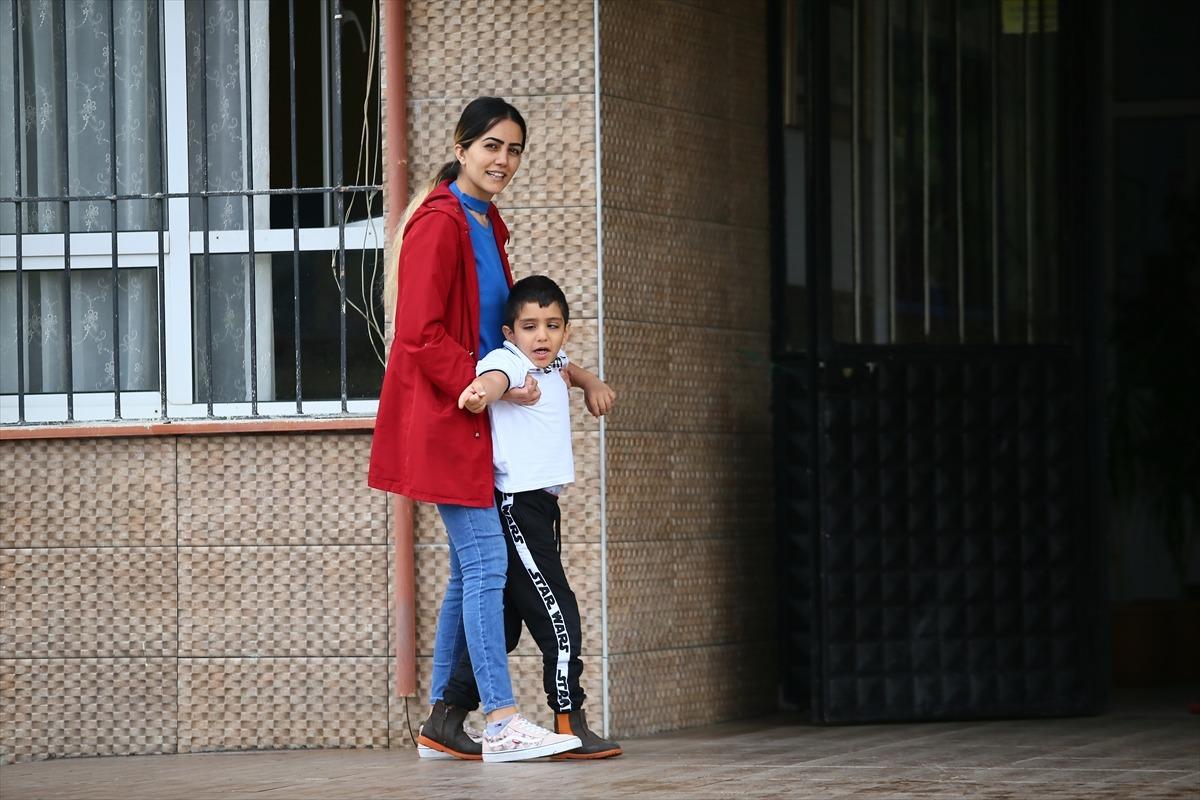 Engelli oğlu okusun diye yaptığı fedakarlık g&ouml;zleri yaşarttı! 