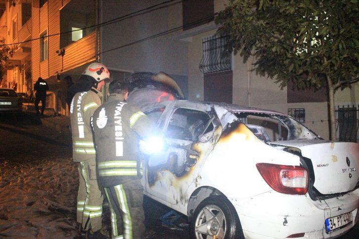 Küçükçekmece’de panik anları! Park halindeki otomobil alev alev yandı G1