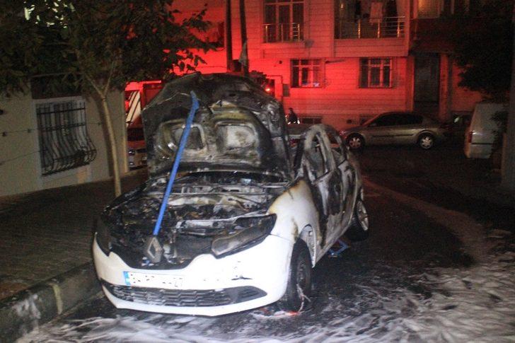 Küçükçekmece’de panik anları! Park halindeki otomobil alev alev yandı G2