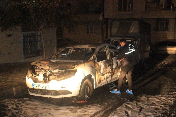 Küçükçekmece’de panik anları! Park halindeki otomobil alev alev yandı G3