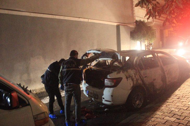 Küçükçekmece’de panik anları! Park halindeki otomobil alev alev yandı G4