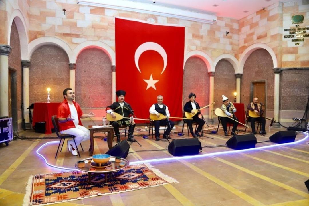 Aşıklar sazlarıyla ve s&ouml;zleriyle g&ouml;n&uuml;lleri fethetti