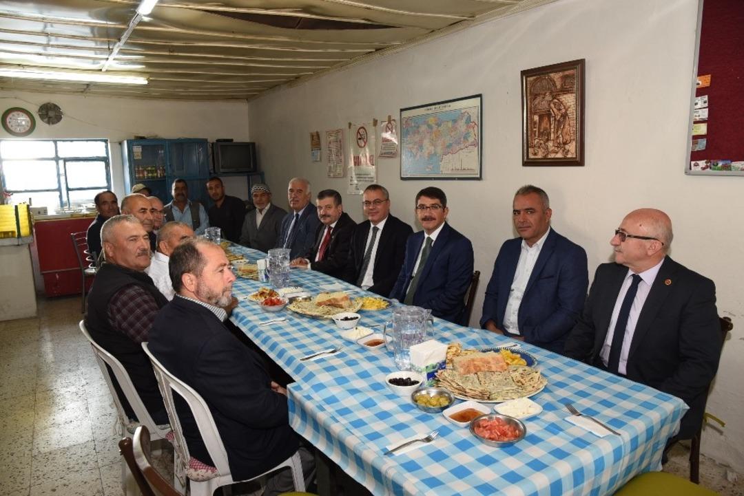 Vali Deniz Sancaklı &Ccedil;eşmebaşı Mahallesi sakinleriyle buluştu