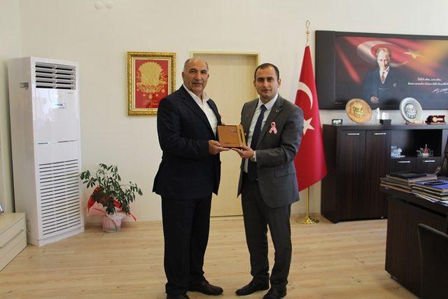 Hayırsever iş adamına plaket