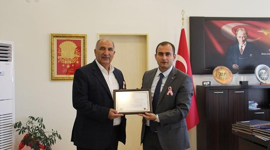 Hayırsever iş adamına plaket