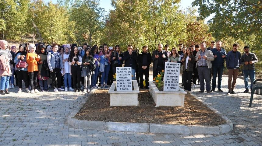 Eğitim gönüllüsü İbrahim Naci Eren mezarı başında anıldı