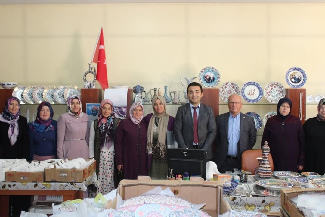 &rsquo;&rsquo;Ateşte a&ccedil;an &ccedil;i&ccedil;ekler&rsquo;&rsquo; iki komşu il&ccedil;e kadınlarını bir araya getirdi