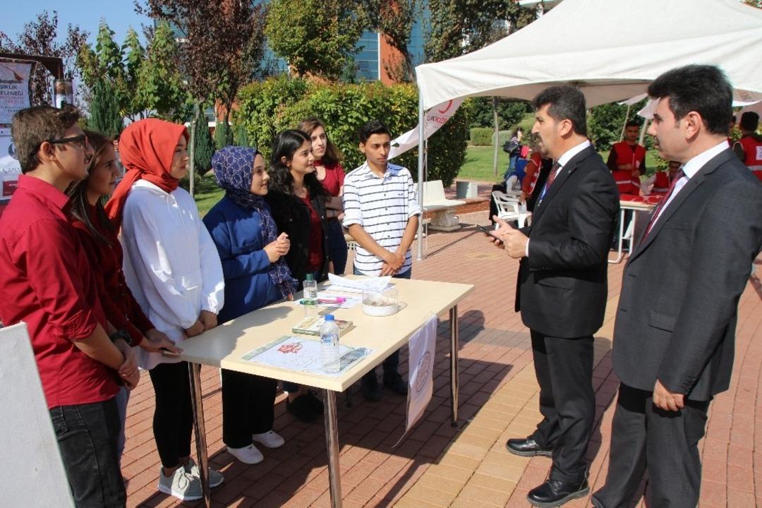 &Uuml;niversitede &ouml;ğrenci toplulukları kendilerini tanıttılar