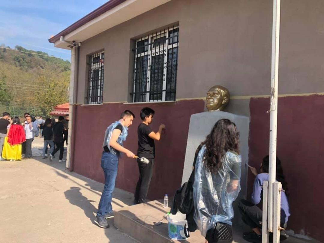 &Uuml;niversiteliler okul boyadı