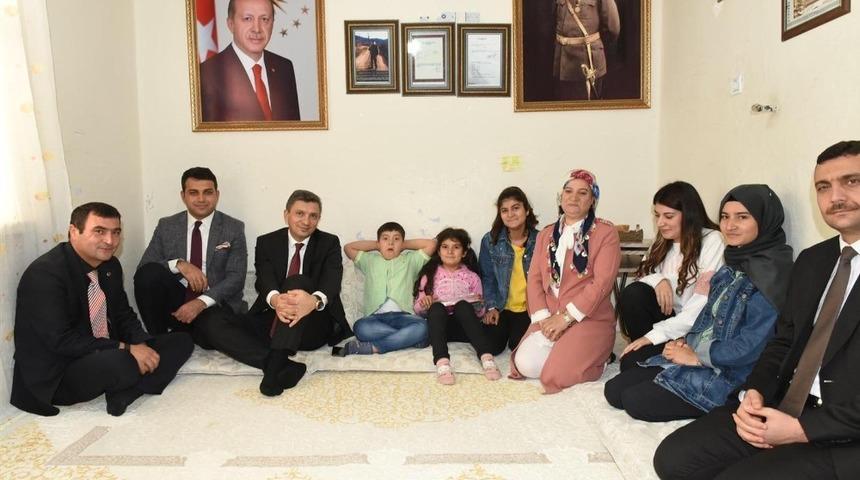 Vali Şahin, şehitlerin &ouml;l&uuml;m yıl d&ouml;n&uuml;m&uuml;nde ailelerini ziyaret etti