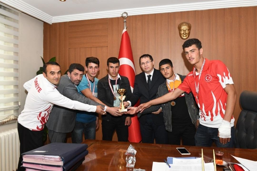 Raftingcilerden Kaymakam &Ccedil;e&ccedil;en ve kurum amirlerine teşekk&uuml;r ziyareti