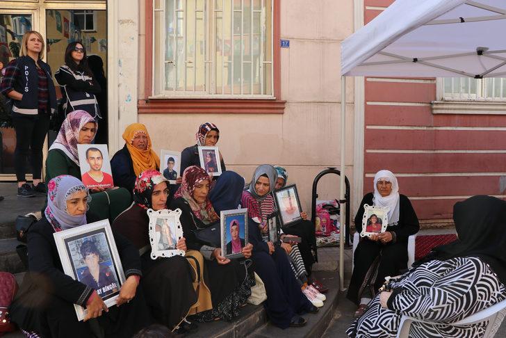 HDP önünde eylem yapan Halime teyze: Teröristler yeğenimi yanımdan kaçırdı G4