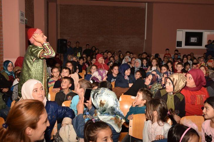 İnönü Ülkü Ocakları’ndan yoğun ilgi gören tiyatro G2