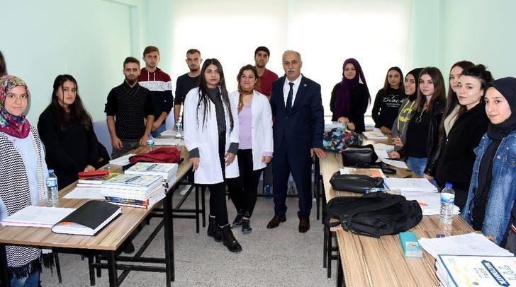 Yenişehir Belediyesi’nden üniversiteye hazırlanan öğrencilere kitap G1