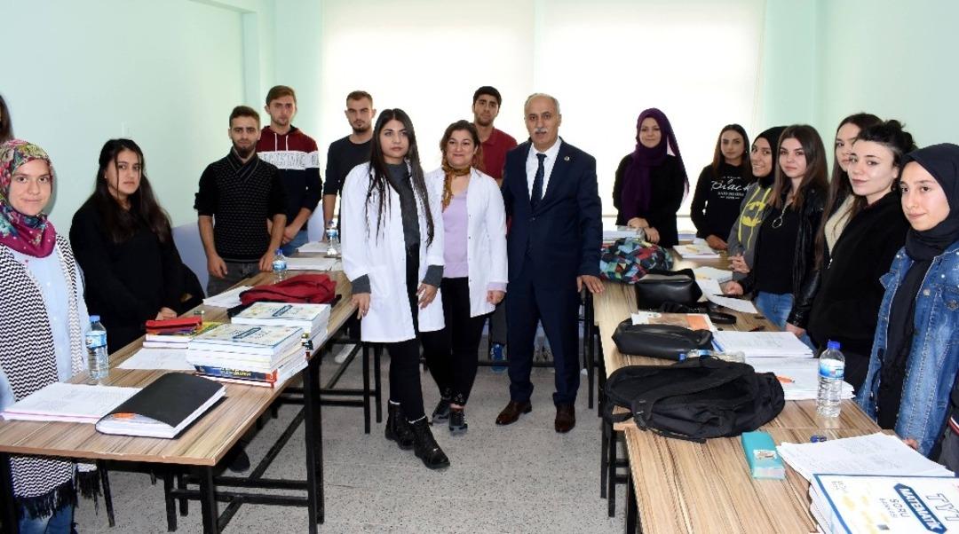 Yenişehir Belediyesi&rsquo;nden &uuml;niversiteye hazırlanan &ouml;ğrencilere kitap