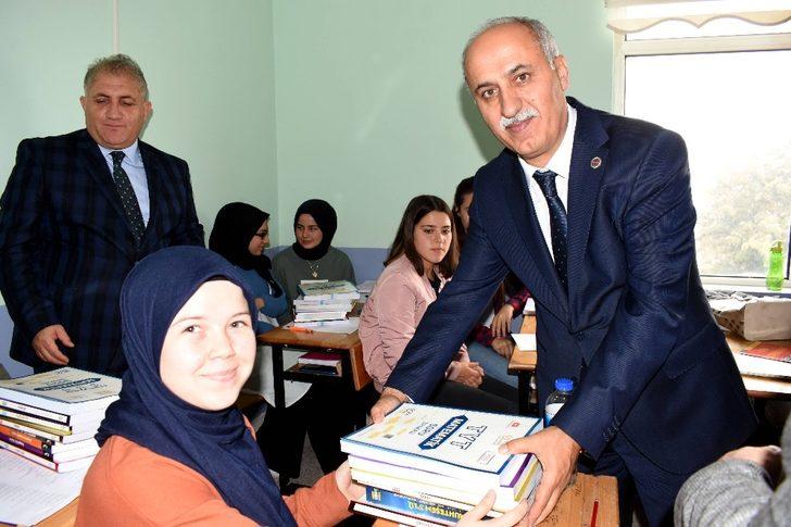 Yenişehir Belediyesi’nden üniversiteye hazırlanan öğrencilere kitap G2