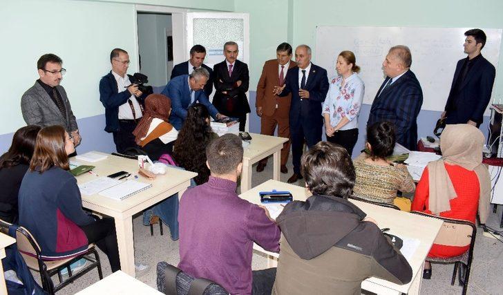 Yenişehir Belediyesi’nden üniversiteye hazırlanan öğrencilere kitap G3