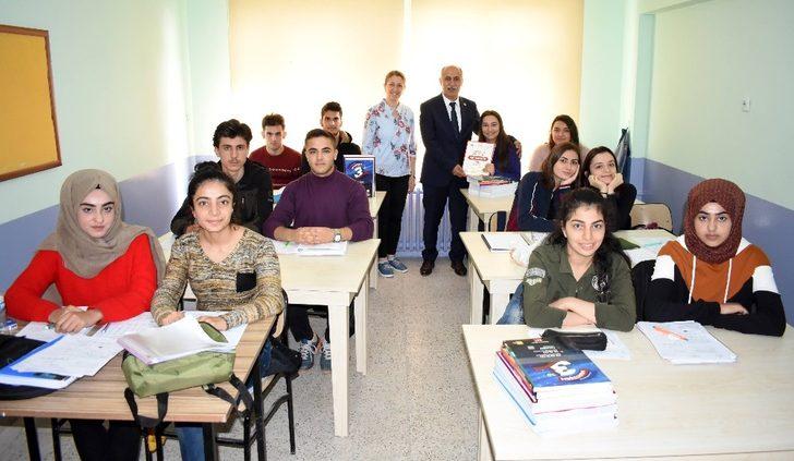 Yenişehir Belediyesi’nden üniversiteye hazırlanan öğrencilere kitap G4