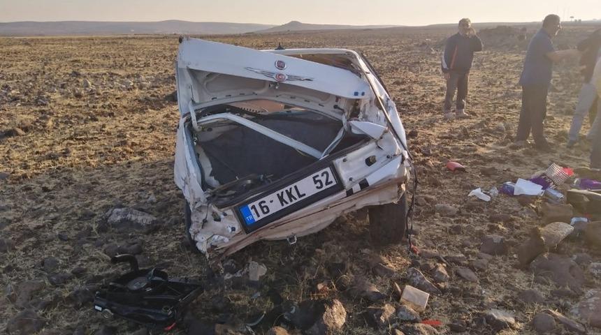 Otomobilde sıkışan s&uuml;r&uuml;c&uuml;y&uuml; itfaiye kurtardı