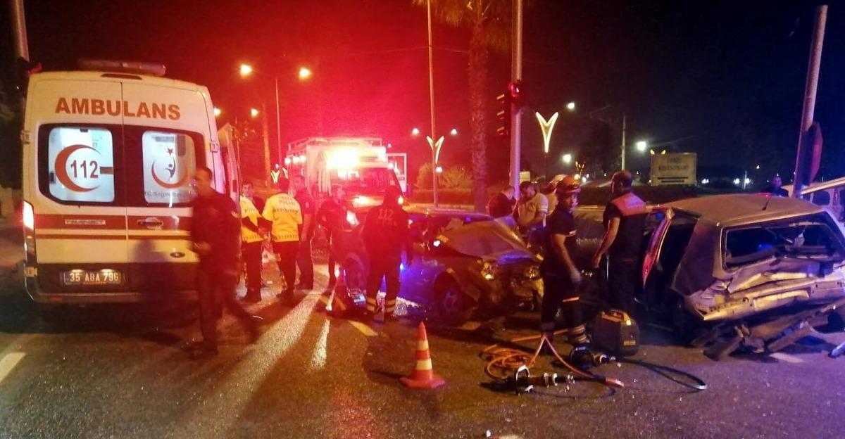 İzmir'de korkun&ccedil; kaza: 1 &ouml;l&uuml;, 5 yaralı