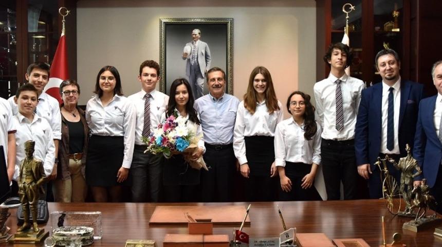 Başkan Ata&ccedil; &ouml;ğrencilere k&uuml;resel model &ouml;d&uuml;l&uuml;n&uuml; anlattı