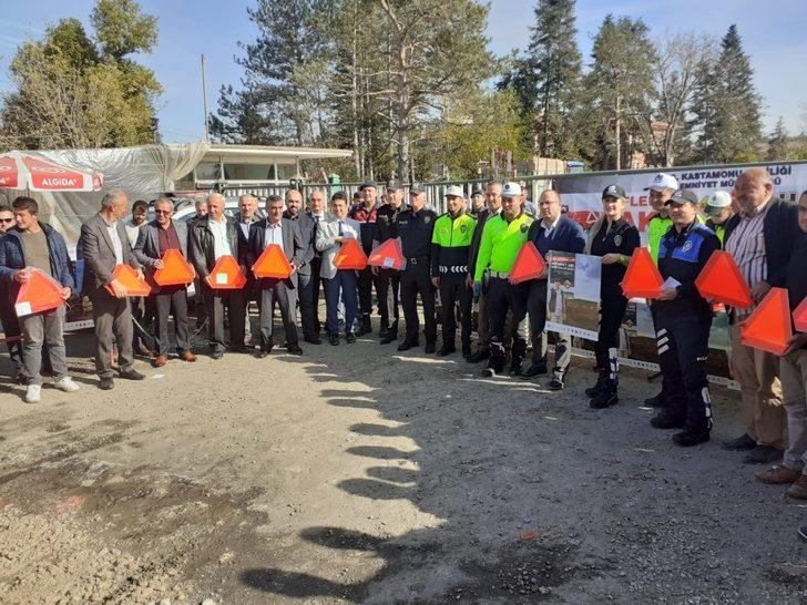 Trafik ekipleri, traktör sürücülerine reflektör dağıttı G1