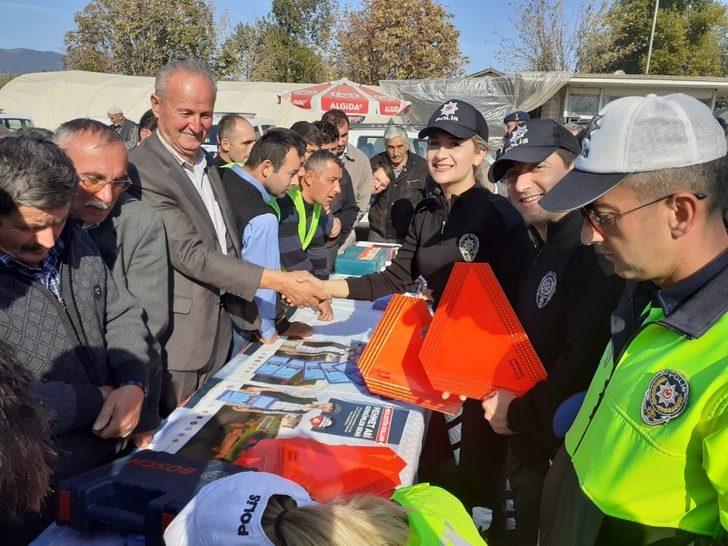 Trafik ekipleri, traktör sürücülerine reflektör dağıttı G2