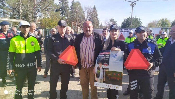 Trafik ekipleri, traktör sürücülerine reflektör dağıttı G3