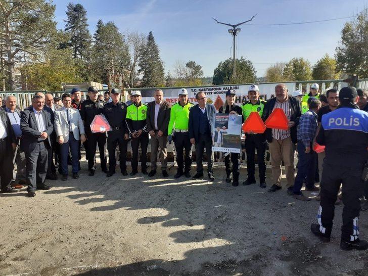 Trafik ekipleri, traktör sürücülerine reflektör dağıttı G4