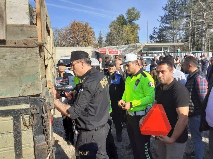 Trafik ekipleri, traktör sürücülerine reflektör dağıttı G5