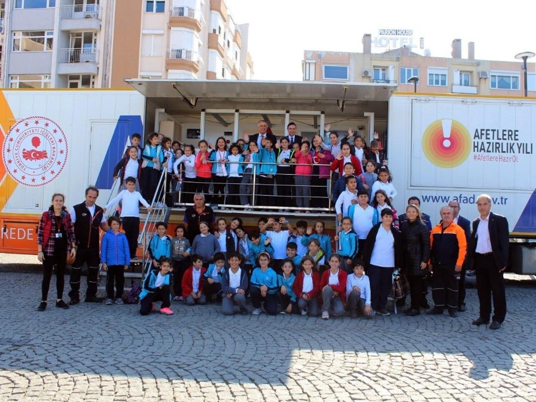 AFAD&rsquo;ın deprem sim&uuml;lasyon tırı &Ccedil;anakkale&rsquo;deydi