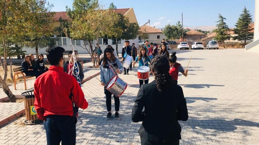 &Ouml;ğrencilerin 29 Ekim provasına Kaymakam B&uuml;y&uuml;knal&ccedil;acı&rsquo;dan tam not
